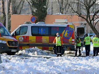 Ambulancias del 112, ayer en el distrito de Arganzuela en Madrid.