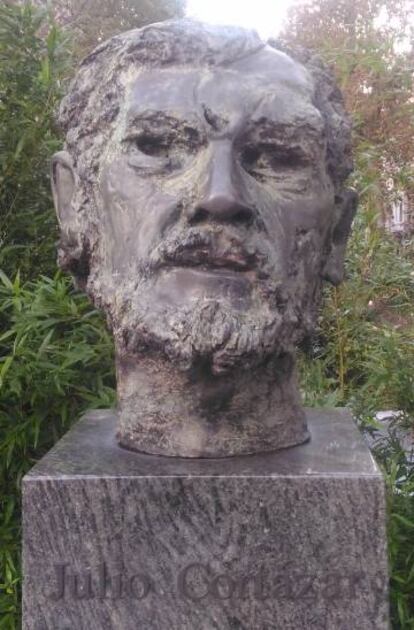 Busto que recuerda el lugar de nacimiento de Julio Cortázar en el municipio bruselense de Ixelles.