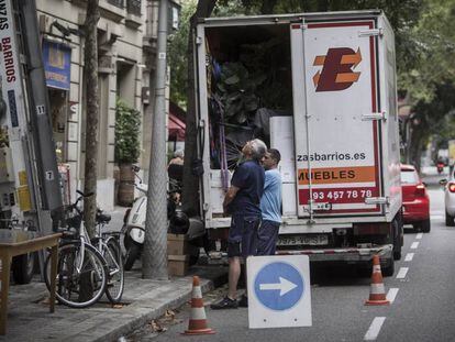 Un camió de mudances, divendres a Barcelona.