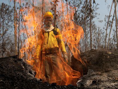 Un bombero, tras las llamas, durante los trabajos de extinción de los incendios en la selva amazónica cerca de Porto Velho (Brasil).