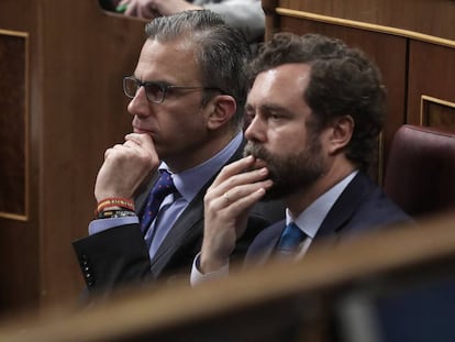 Los diputados de Vox, Javier Ortega Smith e Iván Espinosa de los Monteros, en el pleno del Congreso el pasado martes.