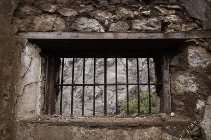 Detalle de una ventana, aún con la reja intacta, de una de las construcciones cercanas a la antigua mina.