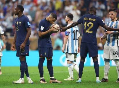 Kylian Mbappé besa el balón antes de tirar el penalti, tercer gol de Francia en el marcador. 