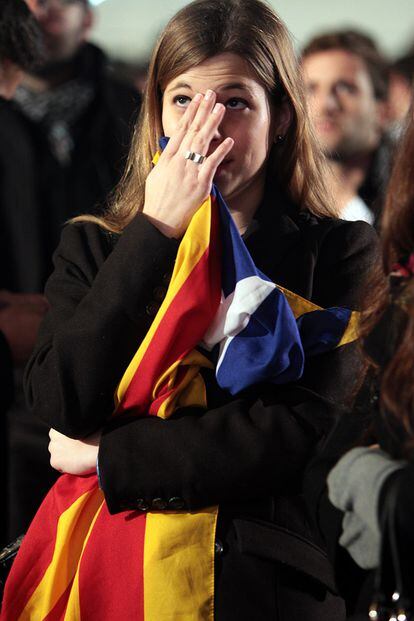Una seguidora de CiU llora mientras sigue la intervención de Artur Mas.