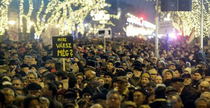 Manifestaci&oacute;n contra la nueva Constituci&oacute;n h&uacute;ngara en Budapest. 