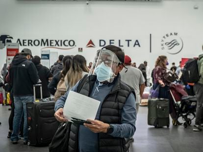 Un pasajero en la terminal de Aeroméxico en el aeropuerto internacional de la Ciudad de México, el pasado 10 de enero.