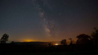 La lluvia de estrellas fugaces conocidas como Perseidas, tendrá su pico en la madrugada del 12 al 13 de agosto. En la imagen, un satélite artificial pasa junto a la Vía Láctea durante las Perseidas, en la localidad cántabra de La Hayuela el 9 de agosto.