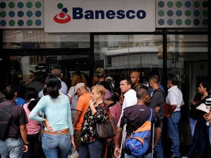 Colas frente a una sucursal de Banesco tras la intervenci&oacute;n del Gobierno venezolano. 