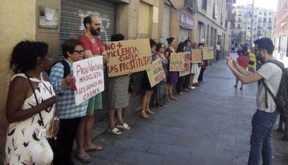 Protesta en el Raval contra la violencia contra las prostitutas