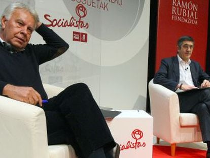 Felipe Gonz&aacute;lez (en primer t&eacute;rmino) y Patxi L&oacute;pez, este jueves en el Palacio Euskalduna.