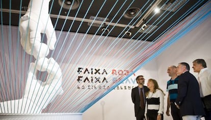 Reproducción de la escultura de Manolo Boix que abre la exposición 'Faixa roja, faixa blava'.