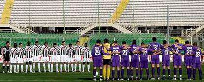 Ante las gradas vacías, los futbolistas del Fiorentina y el Udinese guardan un minuto de silencio por el policía asesinado en Catania.