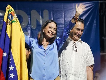 María Corina Machado celebra los resultados de las primarias con sus seguidores.