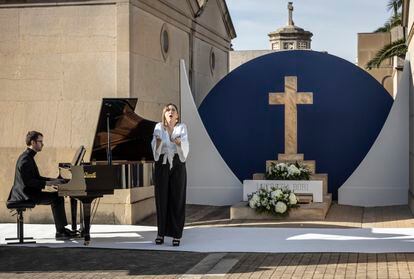 La soprano Rosa Dávila y el pianista José Alberto Sancho, en el homenaje a Lucrezia Bori en el cementerio de Valencia, organizado este viernes por el Palau de les Arts. 