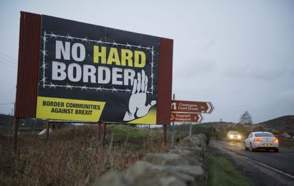 Un cartel en el que está escrito el mensaje "No a la frontera dura", el 31 de enero de 2020 en Newry (Irlanda del Norte).