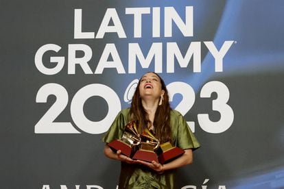 La cantante mexicana con sus tres Grammy Latinos el pasado 17 de noviembre en Sevilla. Ganó los premios de grabación del año, álbum cantautor y canción cantautor.  