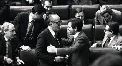 Leopoldo Calvo Sotelo y Adolfo Su&aacute;rez se abrazan en el debate de incestidura de 1981.