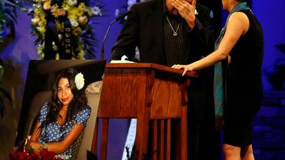 Reynaldo Gonzalez llora al recordar a su hija asesinada por terroristas del Estado Islámico en un atentado en 2015 en París, en una imagen de archivo.