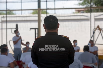 Un custodio de la Fuerza Penitenciaria en las instalaciones de un centro de reclutamiento en Monterrey, México