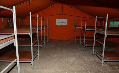 El interior del centro temporal para migrantes.