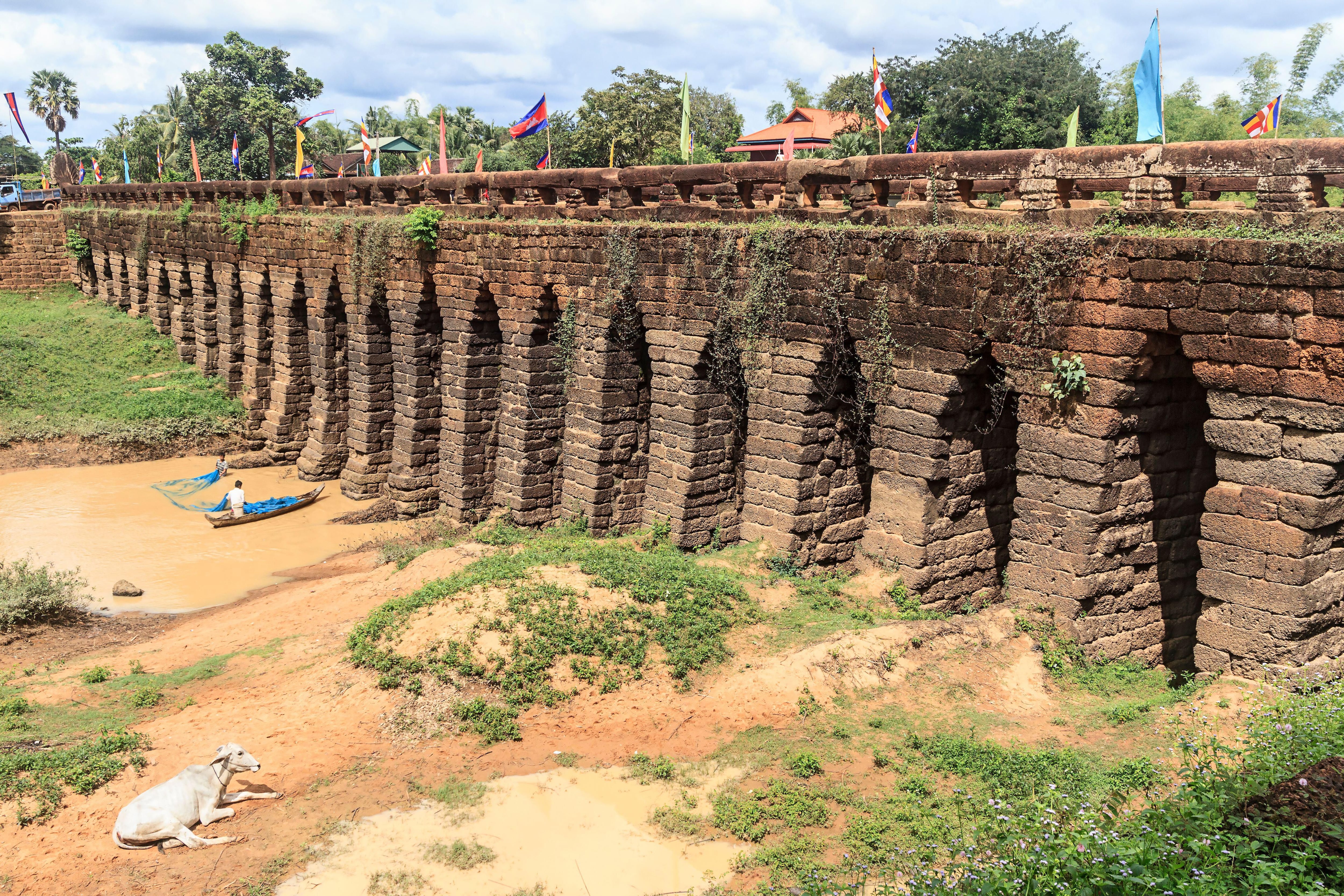 Spean Praptos, uno de los puentes de piedra con arcos más largos del mundo (87 metros), fue construido en el siglo XII, durante el reinado de Jayavarman VII. 