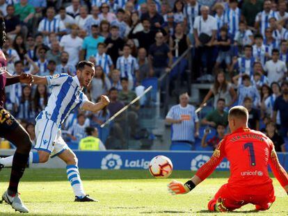 Ter Stegen detiene el remate de Juanmi ante la mirada de Umtiti.