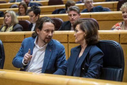 El vicepresidente segundo, Pablo Iglesias, con la vicepresidenta primera, Carmen Calvo, el pasado día 7 de marzo, en el Senado.