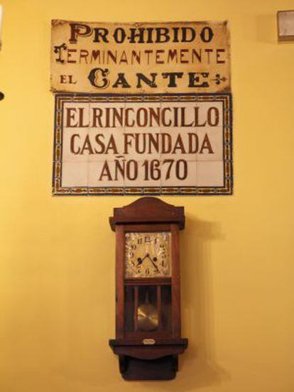 Cartel en el bar El Rinconcillo, en Sevilla.