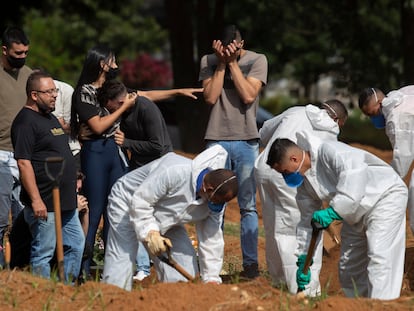 Una familia se despide en el funeral de un ser querido fallecido por covid-19 en São Paulo, Brasil, este jueves cuando se ha anunciado el toque de queda.