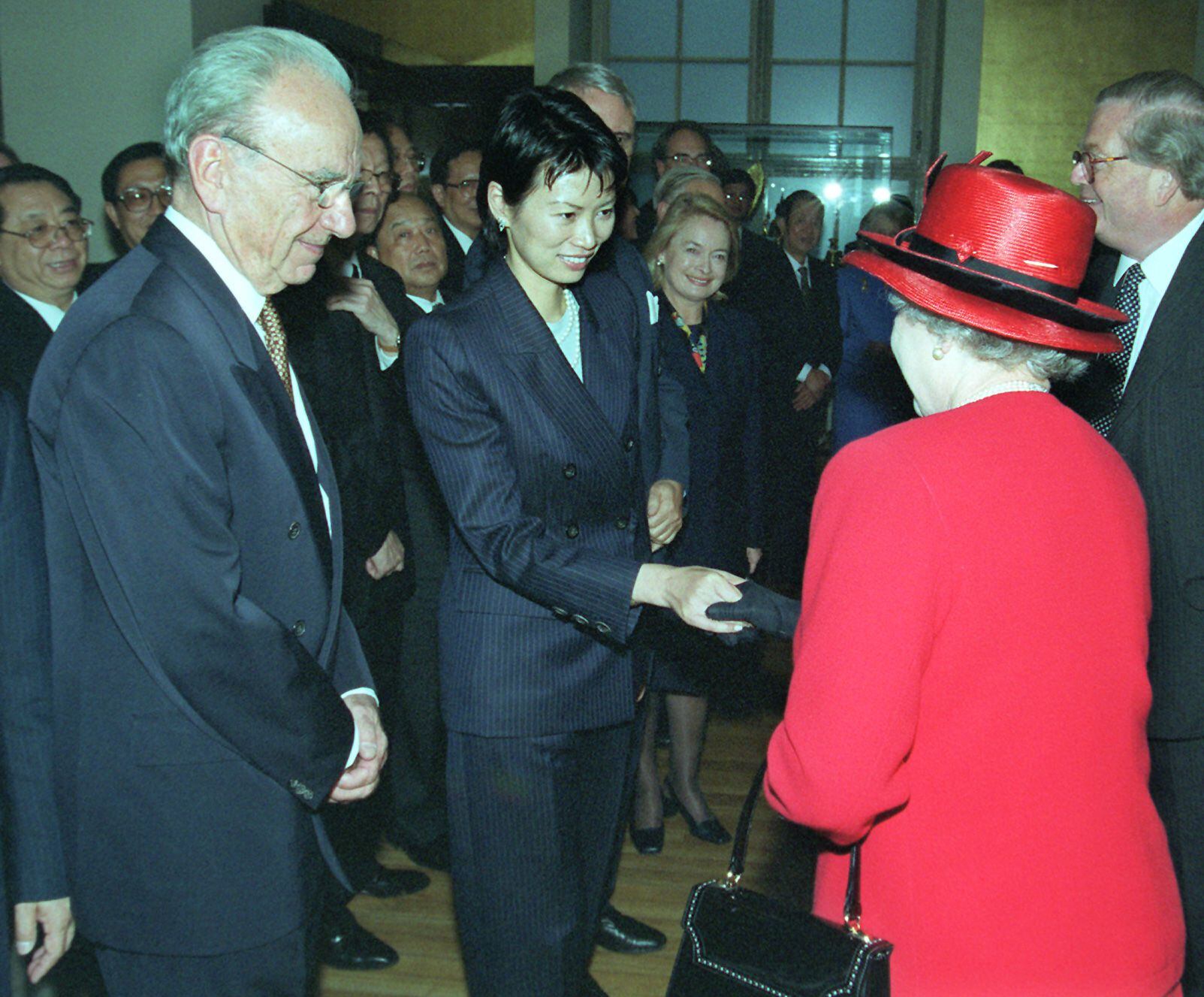 Rupert Murdoch presenta a la reina Isabel II a su tercera esposa, Wendi, en octubre de 1999, durante una recepción en el Museo Británico, en Londres. 