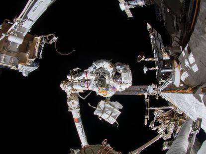 El astronauta de la NASA Raja Chari durante una caminata espacial para instalar equipos en la Estación Espacial Internacional el pasado 25 de marzo.
