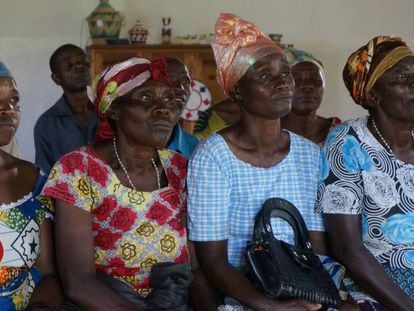 Un grupo de mujeres atiende a una charla para prevenir las violaciones organizada por la ONG Coopera y el hospital de Panzi. 