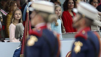 ESPAÑA FIESTA NACIONAL:GRAF8970. MADRID, 12/10/2019.- La princesa Leonor y la infanta Sofía, observan el desfile militar que se ha celebrado este sábado en Madrid, con motivo del Día del la Fiesta Nacional en Madrid. EFE/Ballesteros 