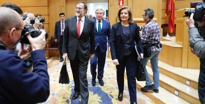 El presidente del gobierno Mariano Rajoy y la ministra de Empleo, Fatima Bañez, en en el Senado