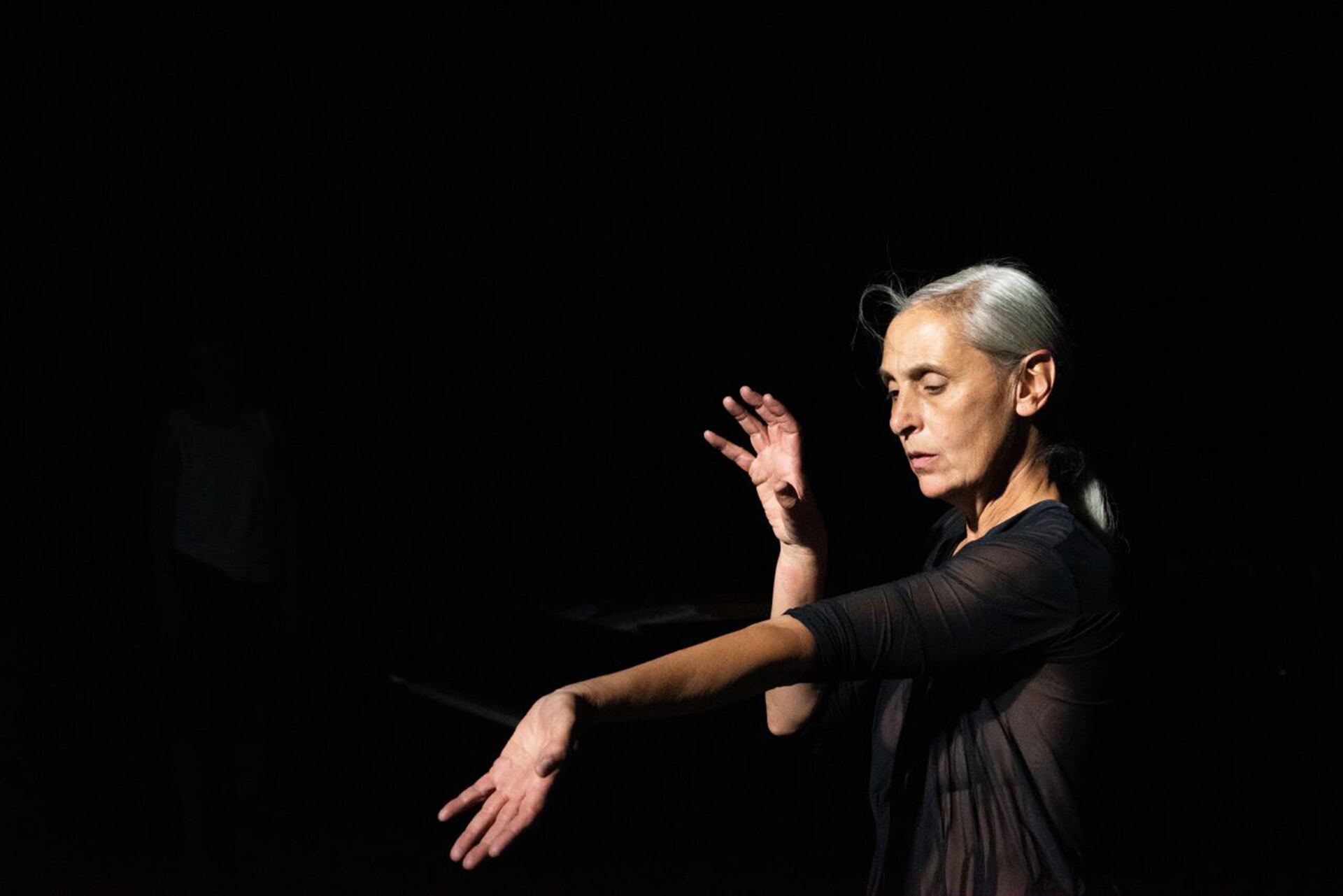Anne Teresa de Keersmaeker baila las ‘Variaciones Goldberg’ en el Mercat de Barcelona: “¿No danzan las estrellas, los animales, las nubes y las olas?”