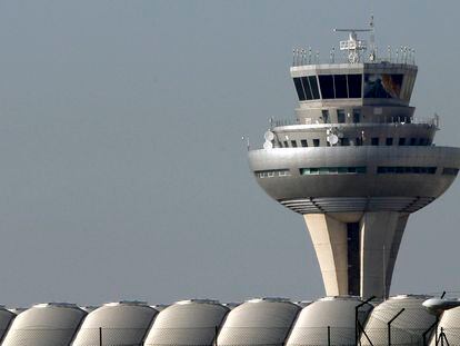 Torre de control del aeropuerto de Barajas en Madrid.