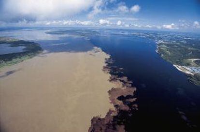 Encuentro de las aguas del río Negro con el Amazonas, llamado Solimões en Brasil.