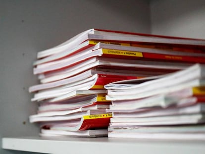 Libros en el interior de un aula del Colegio Nobelis de Valdemoro.