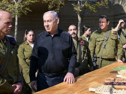 El primer ministro israelí, Benjamín Netanyahu, este jueves durante una visita a las tropas apostadas en la base de Reim, cerca de Gaza, en una imagen facilitada por el Ejército de Israel.