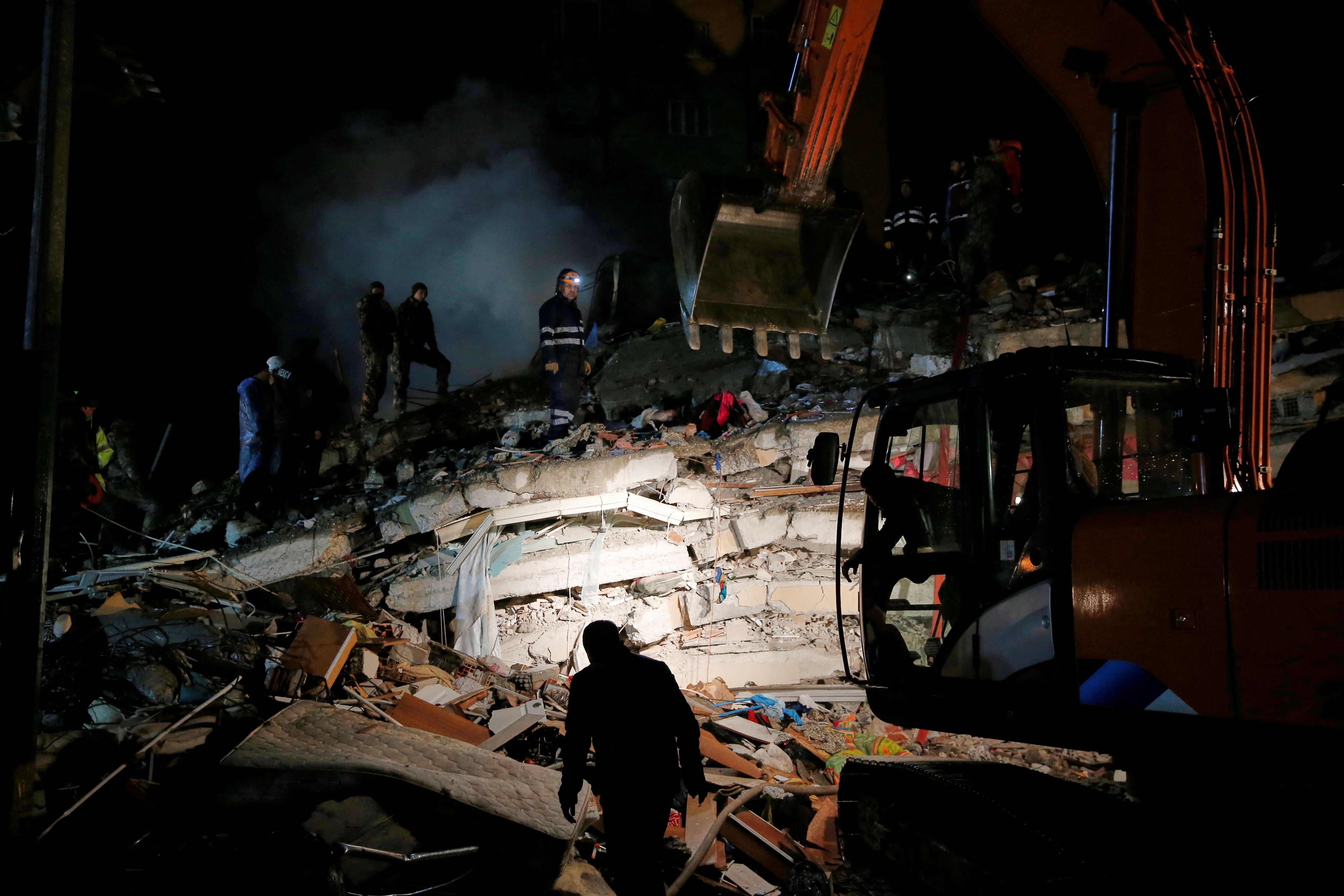 Un equipo de rescate trabaja en un edificio derrumbado tras los terremotos en la ciudad turca de Osmaniye este lunes. 