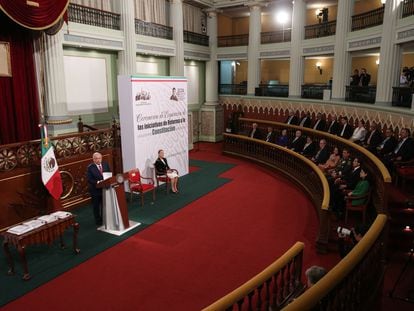 López Obrador entrega sus iniciativas de reforma a la Constitución, el 5 de febrero en Palacio Nacional.