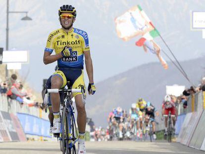 Contador celebra en la meta la victoria de etapa.