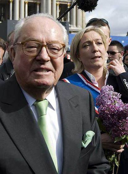 Jean-Marie Le Pen y su hija Marine, en mayo en París.