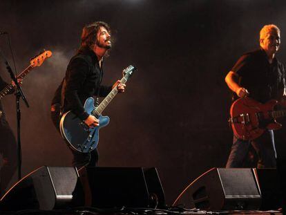 Foo Fighters tocando con Dave Grohl.