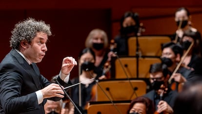 El director venezolano Gustavo Dudamel conduce un concierto de la oruqesta Filarmónica de Los Ángeles, el pasado 9 de octubre.