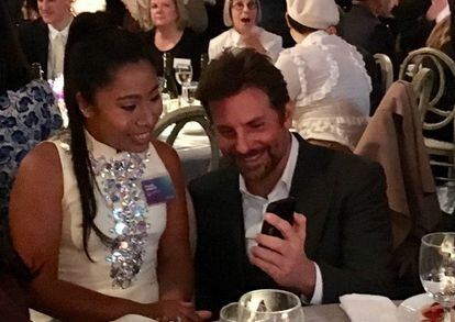 Bradley Cooper le pide a Yalitza Aparicio que salude a su pareja por videollamada durante la comida de los nominados a los Oscar.