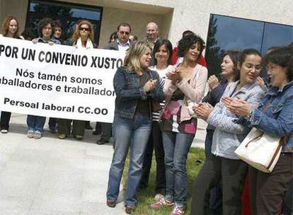 Trabajadores del sindicato de CC OO, ayer, en Santiago durante el paro de tres horas.