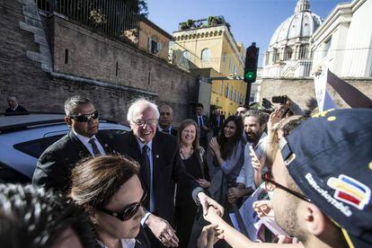 El precandidato presidencial dem&oacute;crata, Bernie Sanders, a su llegada al Vaticano el pasado 15 de abril.