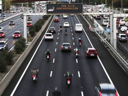 Restricciones de velocidad por la contaminaci&oacute;n en la M-30, en una imagen del martes.