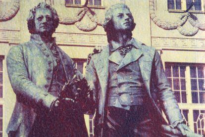 Estatuas de Goethe y Schiller, ante el Teatro Nacional de Weimar.